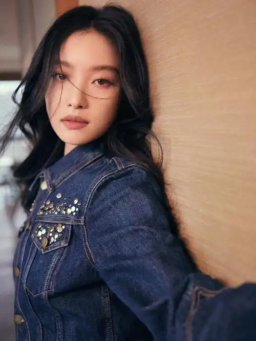 倪妮穿牛仔套装酷飒有型 卷发飘逸发丝飞舞 貌美撩人让人无法抗拒