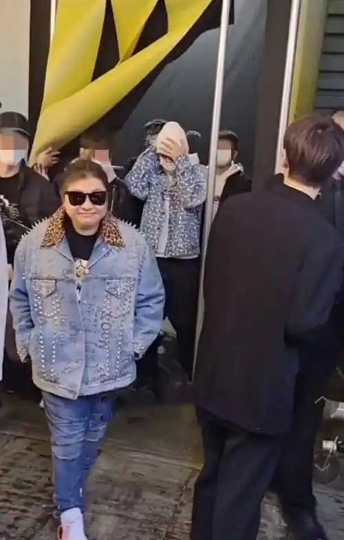 韩红瘦出轮廓美!