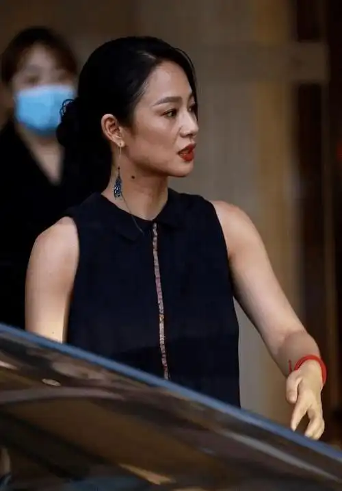 姜文的眼光真好妻子周韵一袭黑色连衣裙成熟优雅气质高级