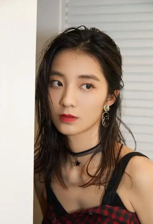 万鹏吊带裙甜美写真图片56