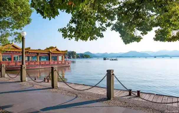 发现杭州西湖的文化底蕴:一座历史悠久的湖畔城市