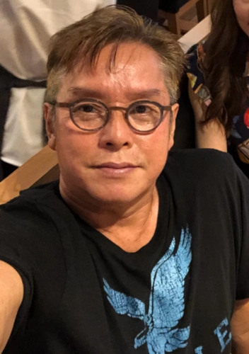 谭咏麟70岁晒照,白发苍苍一脸老态,却撩上衣秀二头肌仍不服老