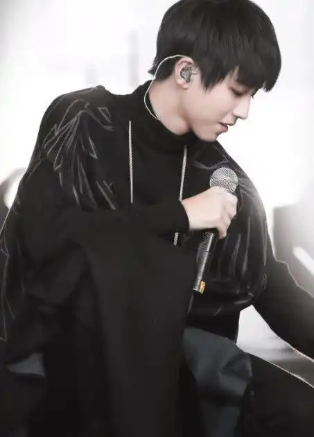 王俊凯,竟然在片场吸烟,粉丝们纷纷直呼,这不可能