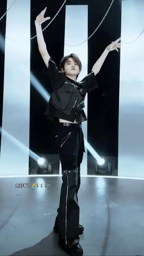 他在蔑视我宋亚轩这谁顶得住啊身材细腰腿长一米八