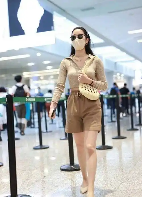 原创杨采钰机场穿搭真大胆露脐针织衫故意解开纽扣上v下a太显瘦