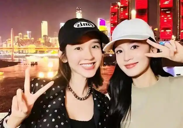 这一场聚会不仅展现了两位明星的甜美笑容和时尚妆扮,更给唐艺昕的