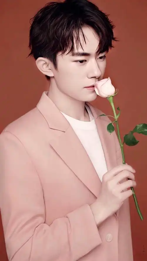 易烊千玺粉色手链是自己串的