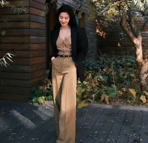 杨采钰一如既往的复古,小吊带配纯黑西装,修饰身材展现优雅气质_时尚