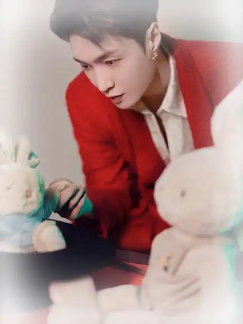 张艺兴红色双开门##和张艺兴点亮微博之夜