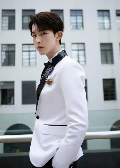 郭俊辰白色西装儒雅绅士魅力图片