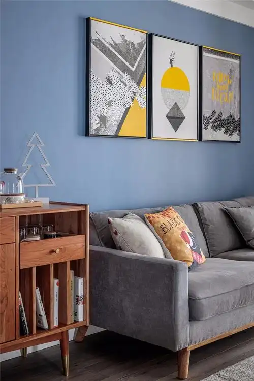 5沙发背景墙是灰蓝色的,看起来很有气质,又很素雅安静,只挂了几幅抽象