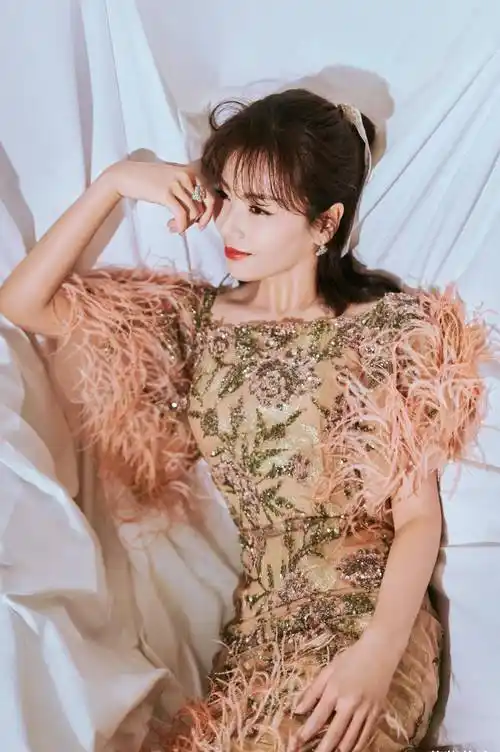 原创刘涛穿衣太大胆了裙子高腰时尚到大腿根部身材前v领更是开到腰