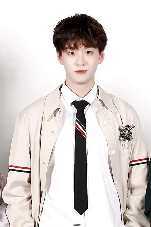 的证件照】入学第一天就赶着来拍证件照的学弟也太可爱啦@余景天-yjt