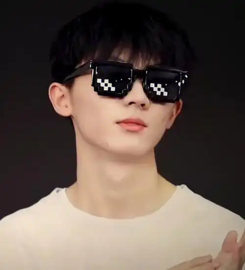 马嘉祺  #贺峻霖  这个墨镜好好康!两块钱的快乐,姐妹们冲!