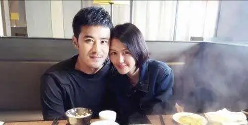 陈亦飞被爆住院神色憔悴,谭维维全程陪同暖心守护