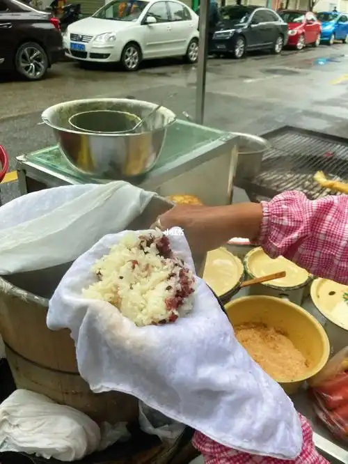 在昆明我终于找到了固定的糯米饭团摊位啦01