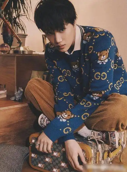 金钟仁esquirekorea封面穿着小熊印花单品出镜酷帅有型