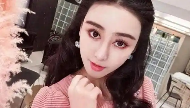 她花800万整成范冰冰嫁给整成李晨的主刀医生最终以离婚收场