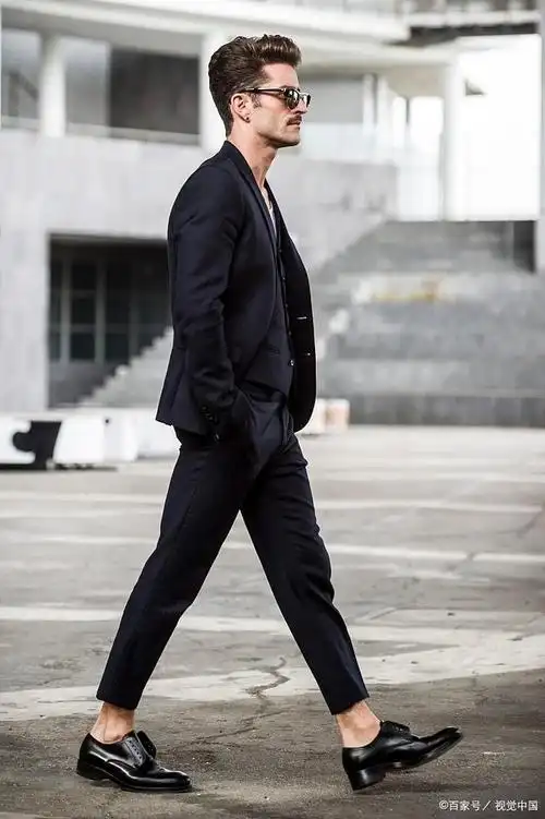 帆布鞋帆布鞋是一种休闲风格的鞋子,它的颜色和质地可以和西装搭配出