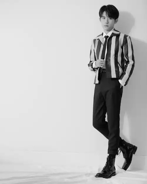 俊逸少年易烊千玺帅气图片46