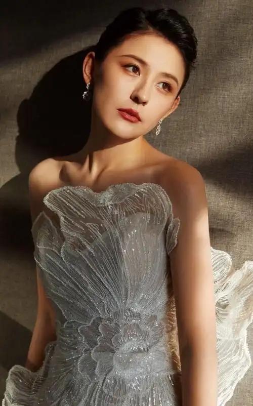 热依扎高清俏丽美照,惊艳迷人!__财经头条