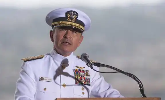 不是纯种的美国人,是个混血儿,所以,他十分介意别人称他为"日裔将军"