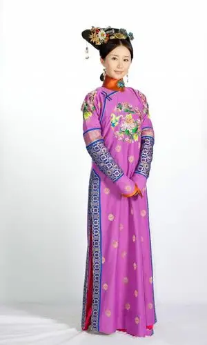 这张照片中,美女穿粉色古装,头戴粉色小花头饰,这位是舒畅还是胡静呢?