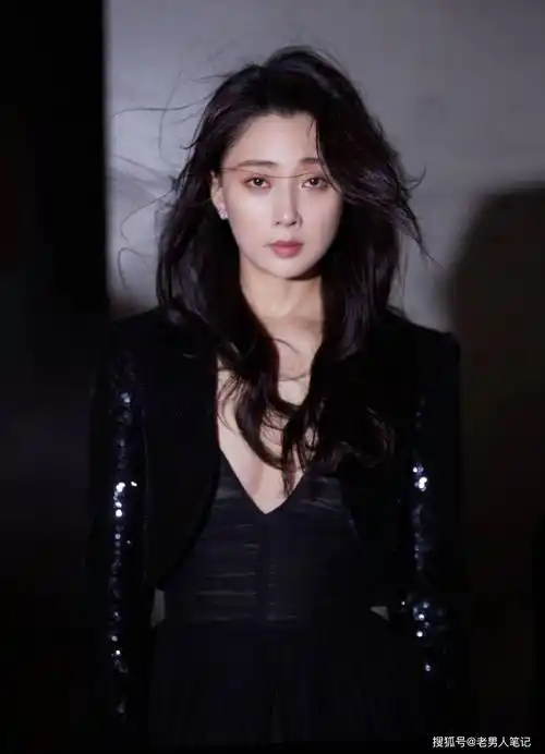 殷桃蓝毯造型大赏,黑礼服大波浪深v,摇曳生姿大气迷人_长裙_黑色_气质