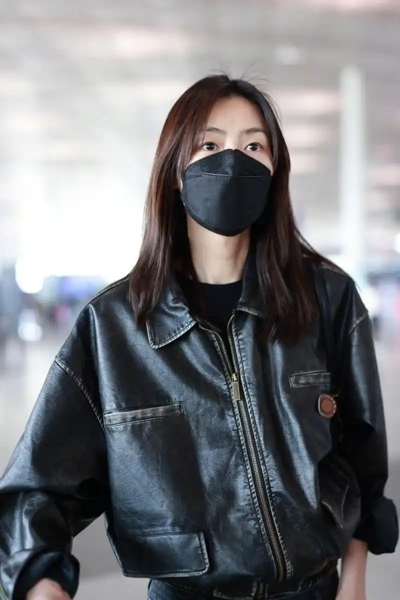 刘雯机场街拍,皮夹克搭配牛仔裤,运动鞋简单舒适同时又不失时髦感!