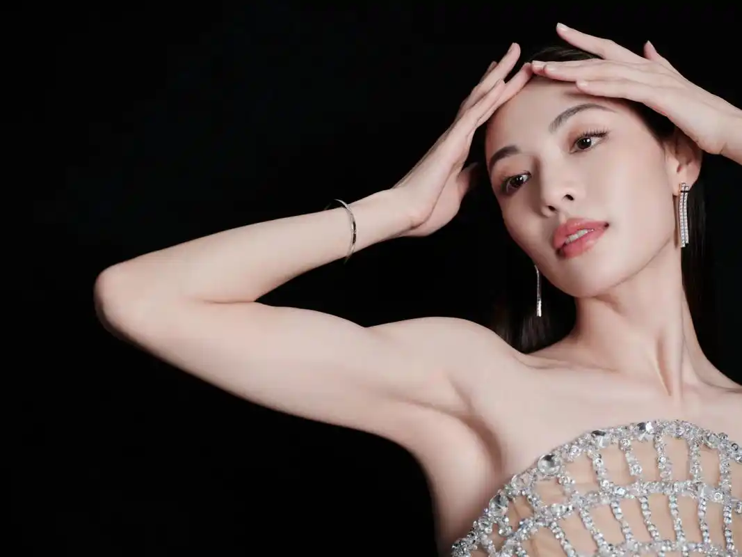 钟楚曦好身材写真图集:蜘蛛美女,流光暗影,璀璨织梦