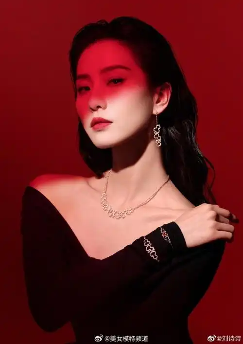 刘诗诗穿黑色v领裙大秀锁骨 皮肤白皙妆容精致优雅迷人