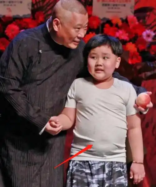 原创郭德纲儿子近照曝光6岁胳膊比家庭还粗肚子凸出衣服略显紧绷