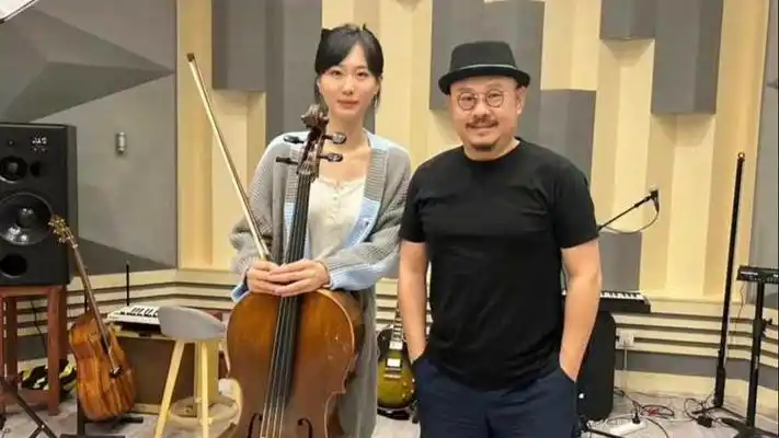 不简单!女子晒女儿与刀郎合影,网友:阿姨,我从小就没岳母