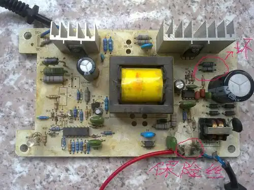 电动车充电器保险 在电源的进线处,可以直观的看到有保险丝,极少有的