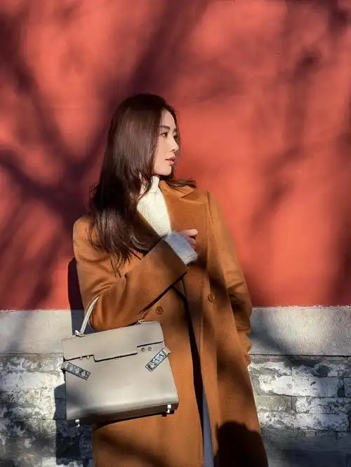 刘诗诗冬日街头随拍曝光 温柔优雅气质满分|刘诗诗|满分|工作室_新浪