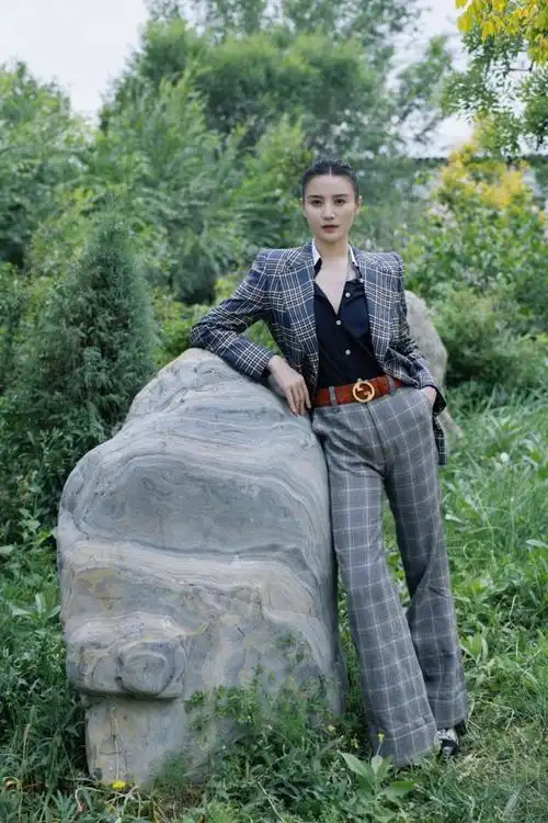 宋佳拍摄西装造型游园大片 变身时尚御姐手拿玫瑰轻轻嗅_网易订阅