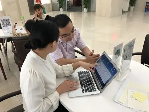 顾问老师与刘行长就档案创建及环境整改工作进行人员分工,明确星级