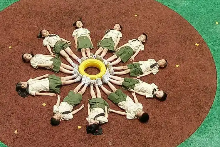 大家跳起欢快的舞蹈并摆出不同造型!留下幼儿园生活中的不同精彩美片!