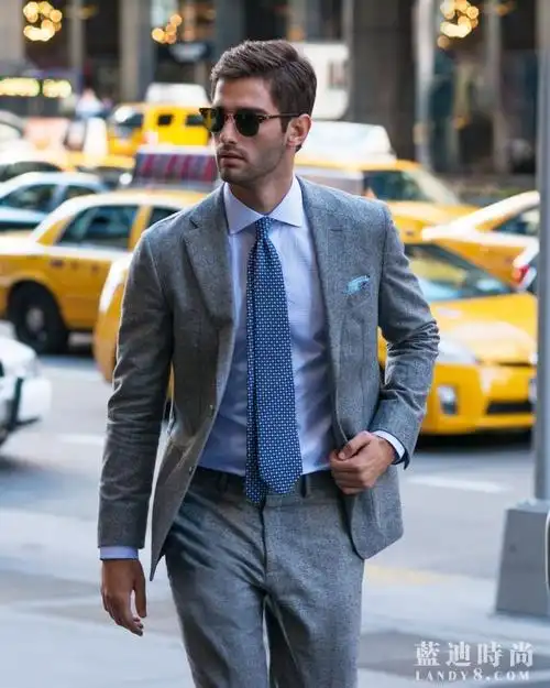街拍型人示范素色西装 满满的绅士型格
