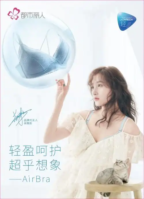 关晓彤吸猫大片上线,都市丽人成为铲屎官的不二之选