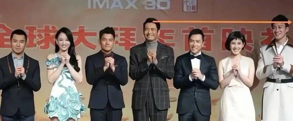 以上第一张周润发还高一点,第二张很明显何润东更高一些,但不管众人站