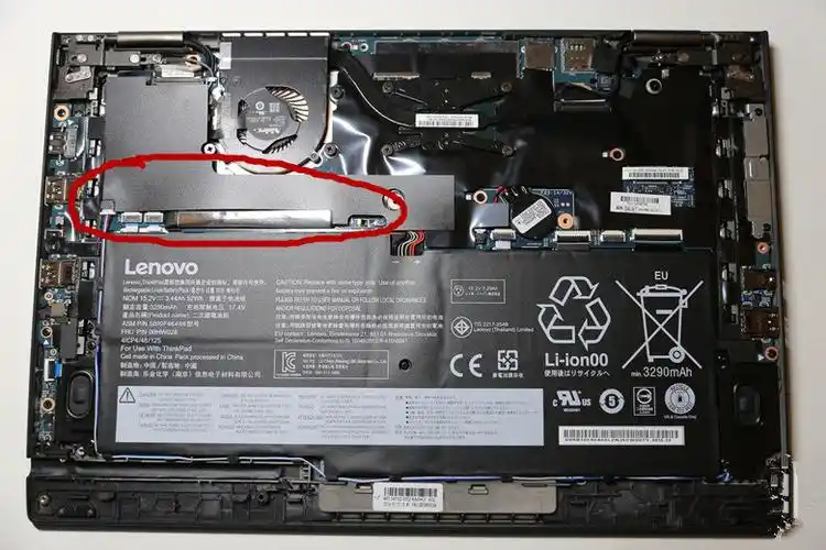 step 3:找到固态硬盘用螺丝刀拆下后盖的所有螺丝,然后选择贴合薄弱的