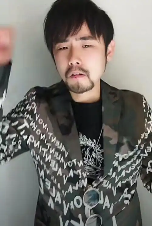 周杰伦晒近照大叔气质浓,络腮胡抢镜与山寨版周董撞脸