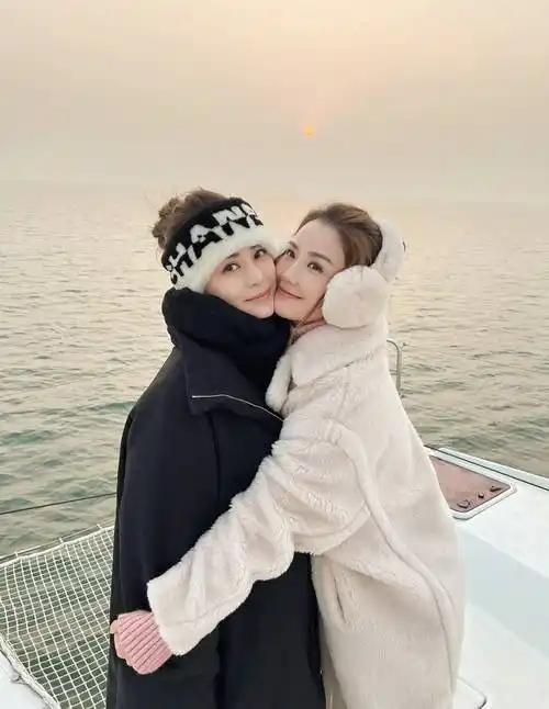 蔡卓妍钟欣潼携闺蜜出海,与容祖儿霍汶希同框卖萌,贴脸嘟嘴超显美