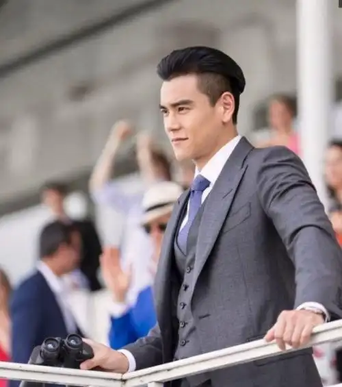 彭于晏的西装造型有多绝深色西装配上背头发型沉稳内敛有涵养