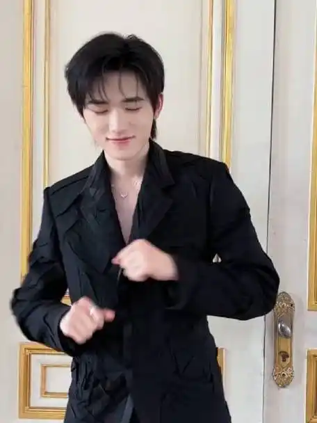 宋亚轩鸡哔你##宋亚轩黑色褶皱西装