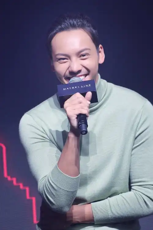 性感肌肉呼之欲出!陈伟霆变成了行走的荷尔蒙