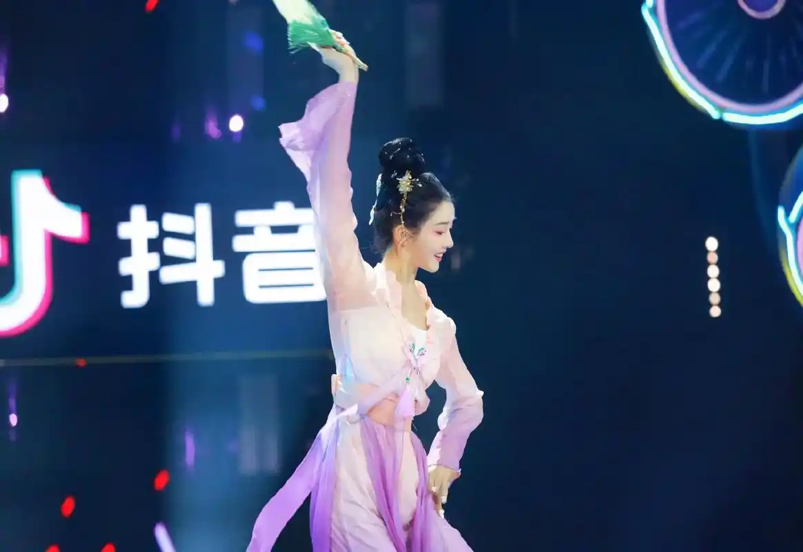 再奉上几张剧照福利@姜贞羽  - 抖音