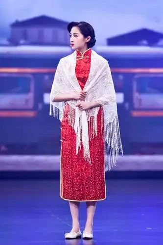 《王牌对王牌》再现旗袍美人舞厅风,民国时代的关晓彤有点好看