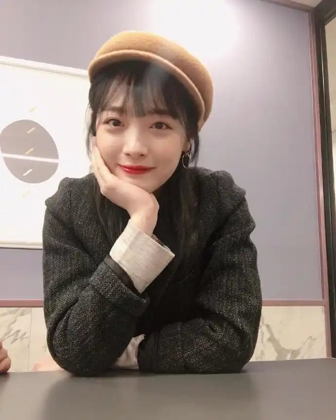 组图:崔雪莉晒素颜照皮肤水嫩红润 梳空气刘海咬手指清纯甜美